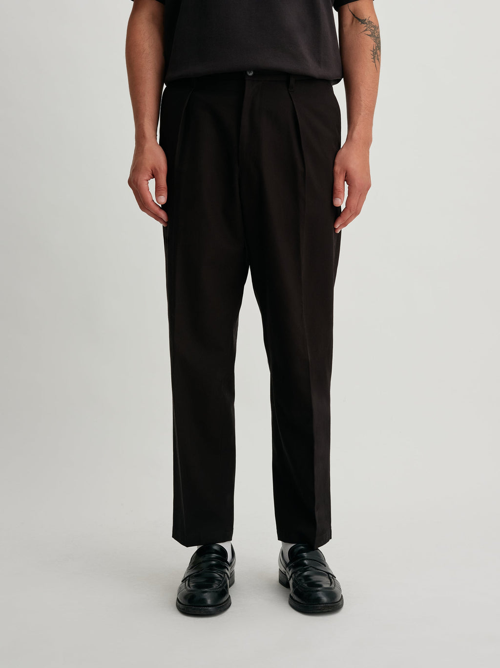 1Tuck Tapered Pants