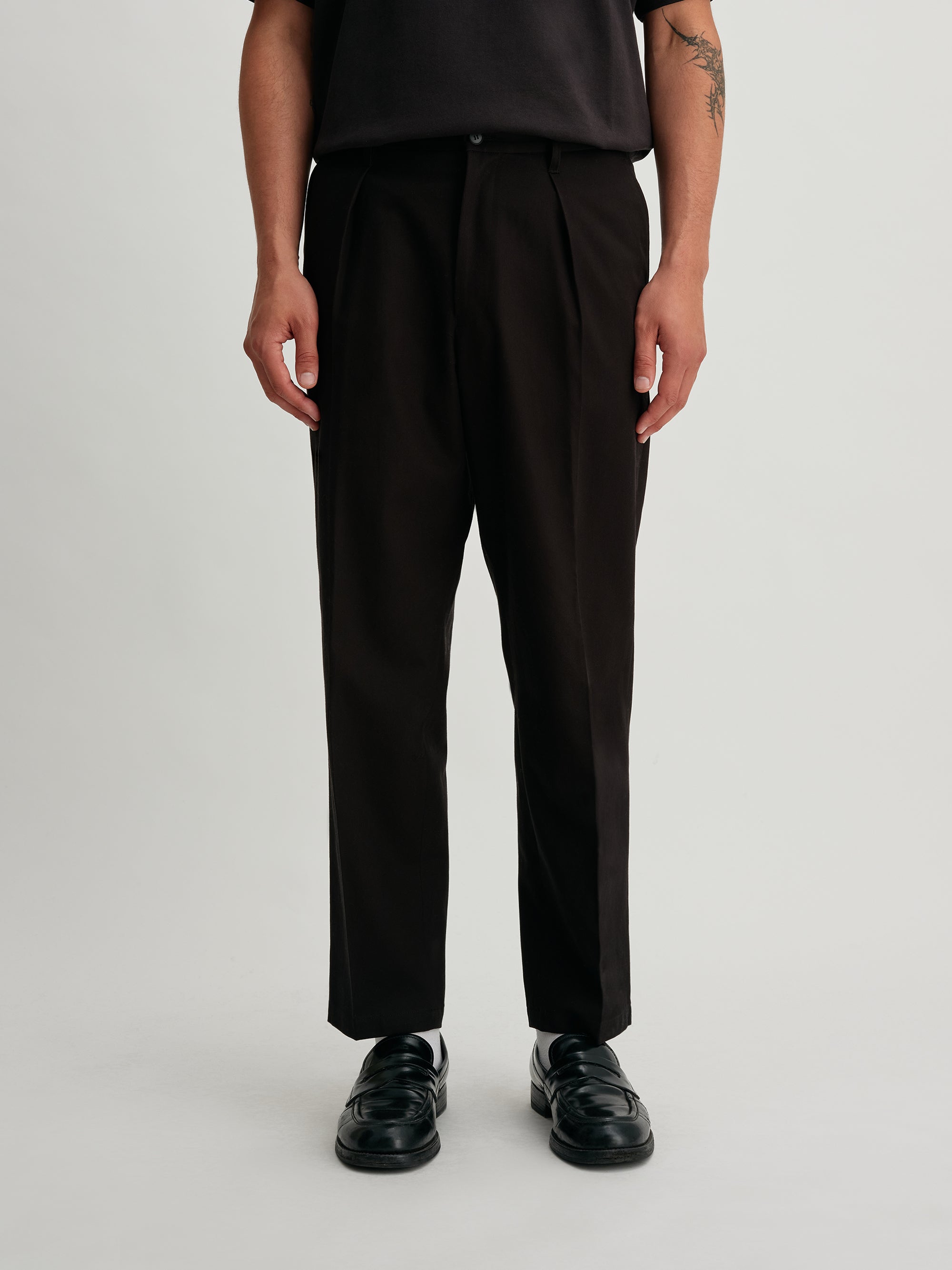 1Tuck Tapered Pants